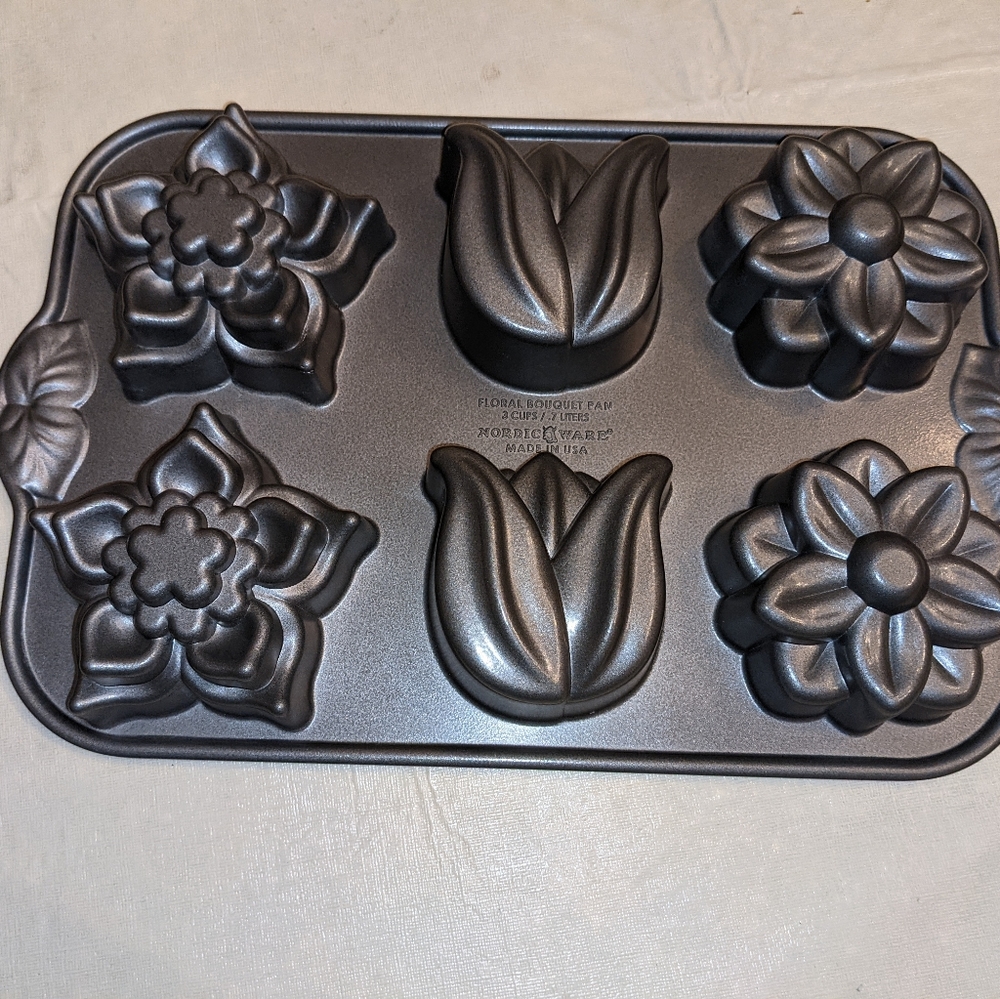 Floral Bouquet pan.